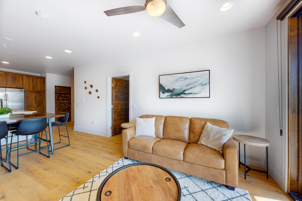 Blue River Flats Condos Силверторн Экстерьер фото