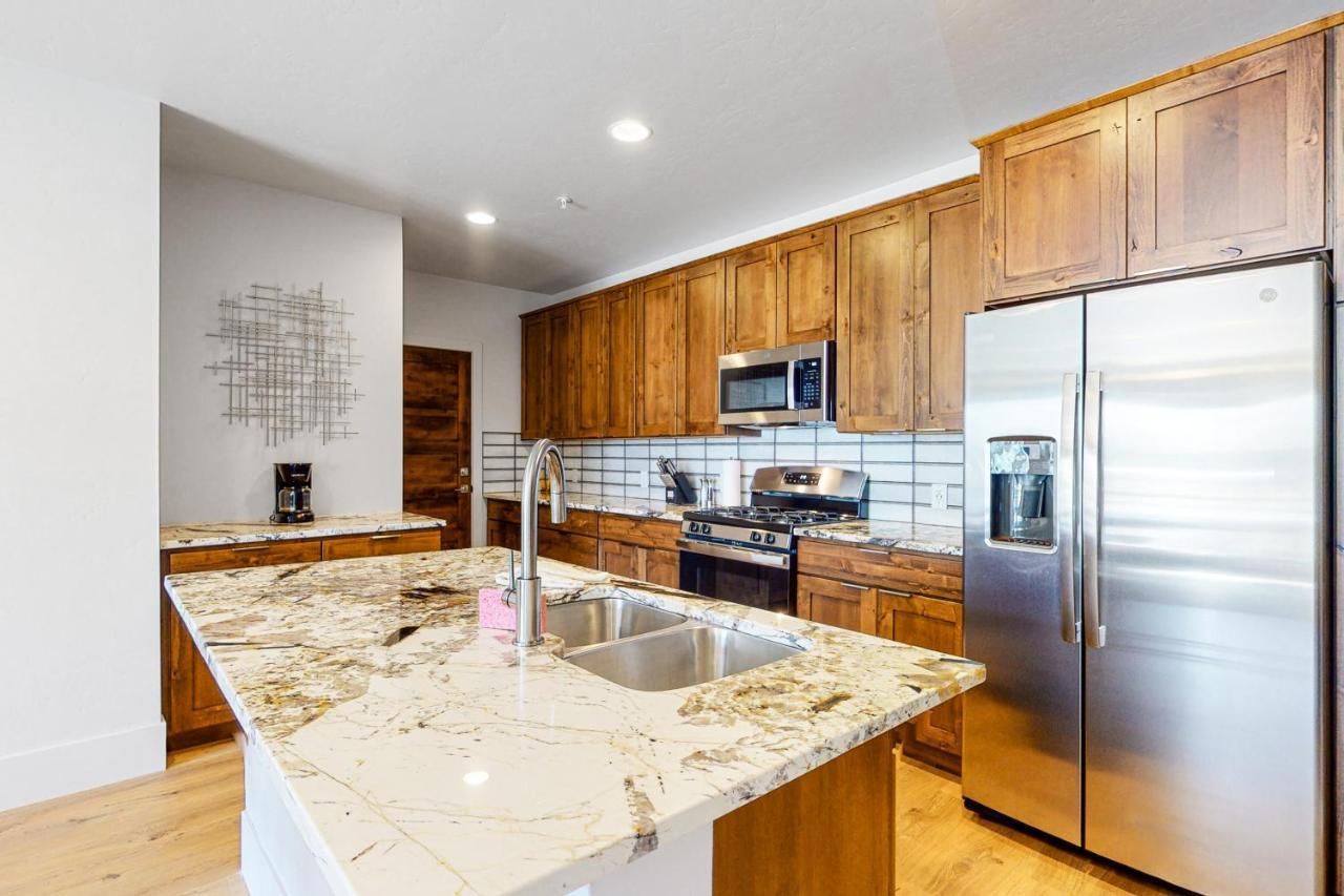 Blue River Flats Condos Силверторн Экстерьер фото