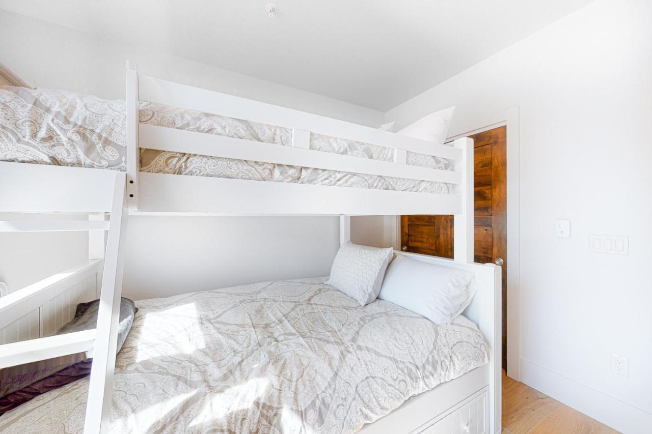 Blue River Flats Condos Силверторн Экстерьер фото