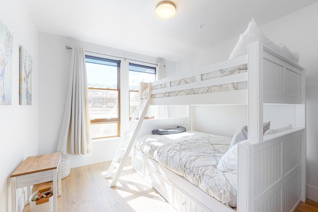 Blue River Flats Condos Силверторн Экстерьер фото