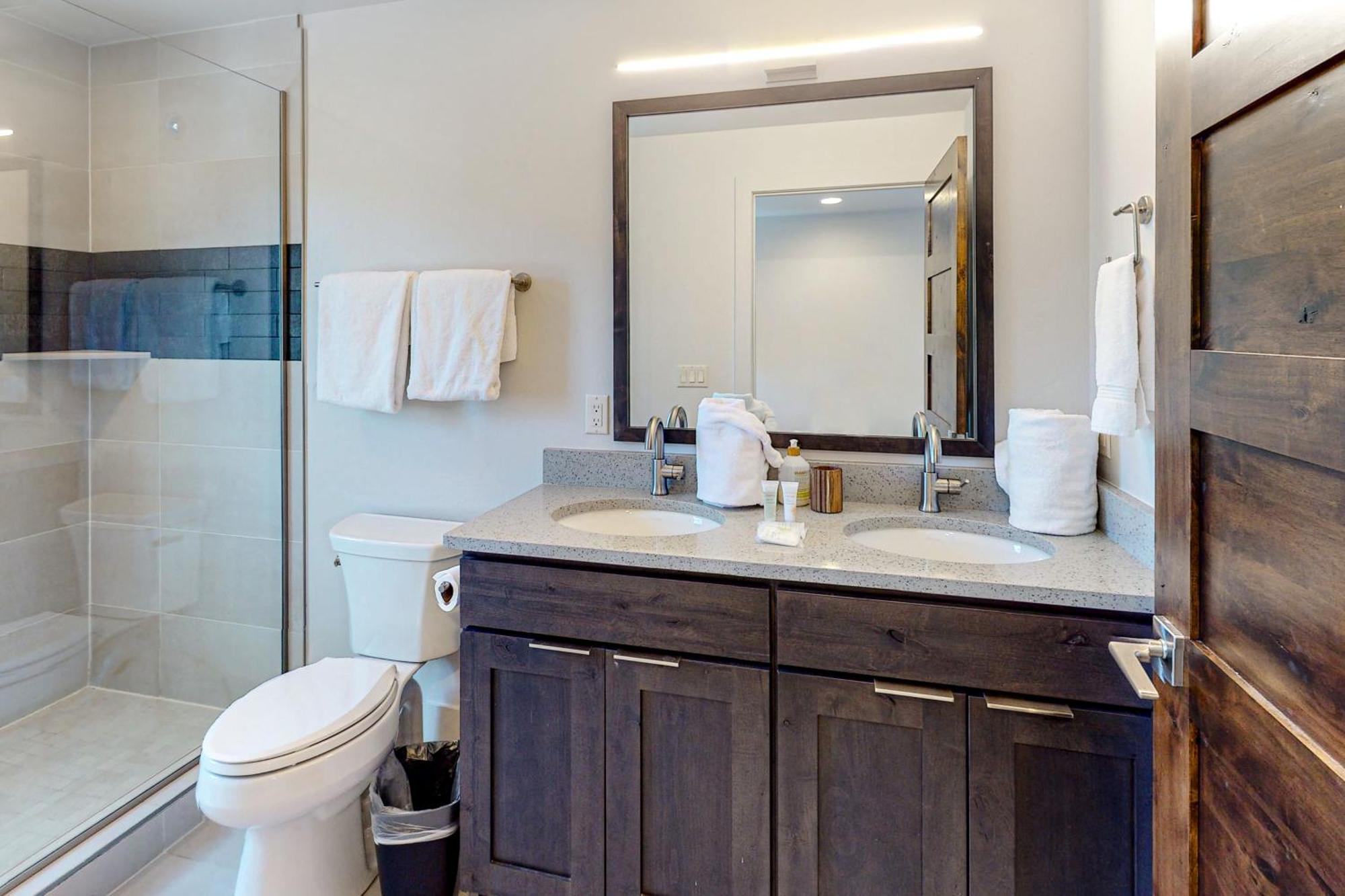 Blue River Flats Condos Силверторн Номер фото